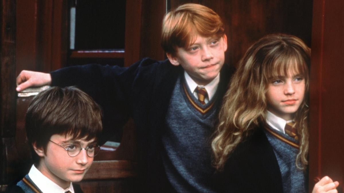 Daniel Radcliffe, Rupert Grint und Emma Watson bei den Dreharbeiten zum ersten "Harry Potter"-Film in jungen Jahren. Auf Sat.1 feiern sie am 26.08. ihre "R&uuml;ckkehr nach Hogwarts". (Foto)