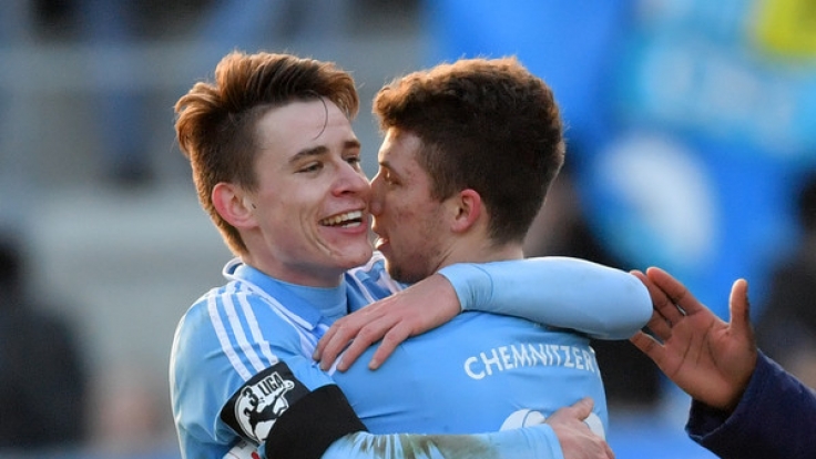 Die Chemnitzer Florian Hansch (l.) und Torschütze Tom Baumgart beim Spiel gegen den Halleschen FC am 4. Februar.