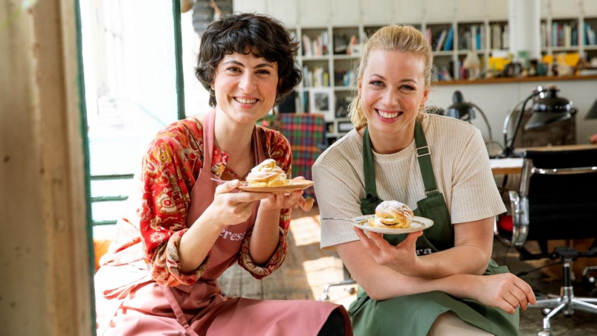 Gemeinsam mit Zora Klipp steht Theresa Knipschild (links) f&uuml;r die NDR-Sendung "Schmeckt. Immer." vor der Kamera.&nbsp; (Foto)