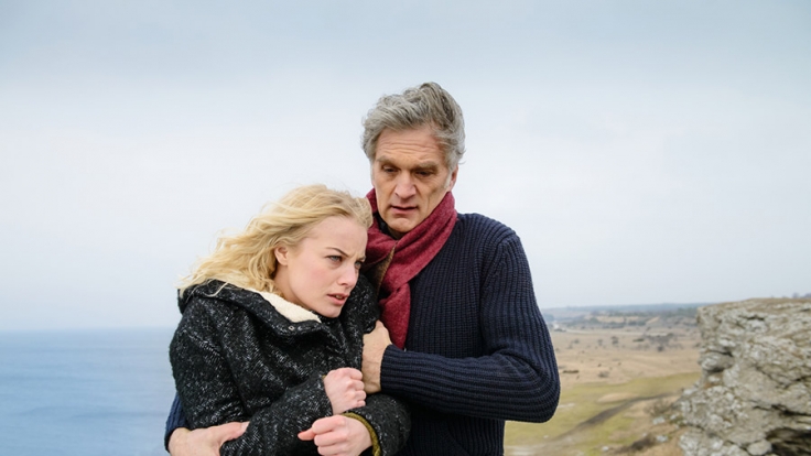 Kommissar Robert Anders (Walter Sittler) hält Elsa Norén (Ida Engvoll) vom Selbstmord ab.
