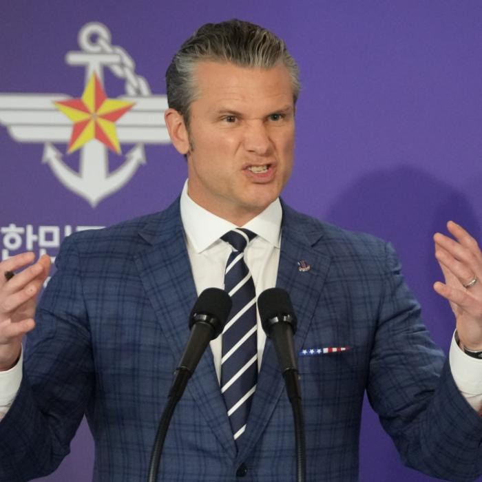 Trumps Kriegsminister schockiert mit Waffen-Parodie im Netz
