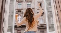 Eine junge Frau ist beim Feiern aus einem Fenster gestürzt.