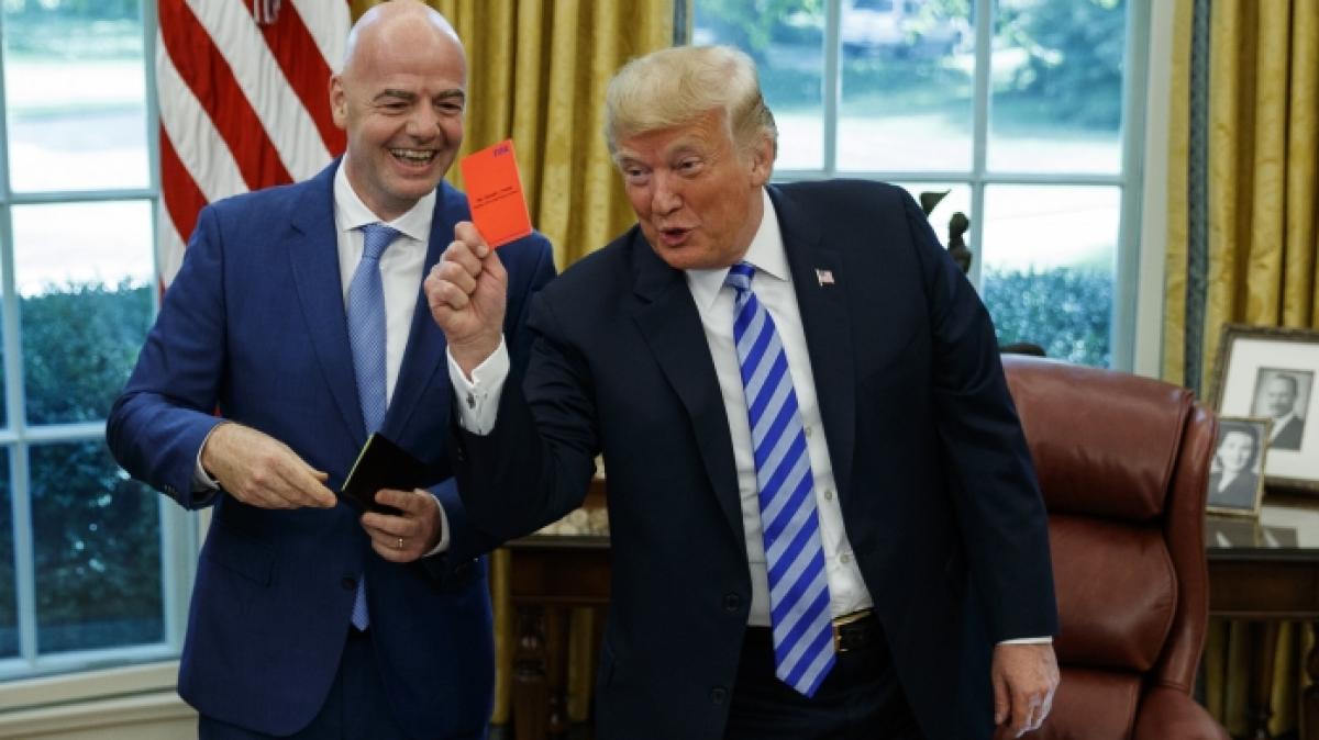 Donald Trump (rechts) soll mit einem Anruf Einfluss auf eine Fifa-Entscheidung genommen haben. (Foto)