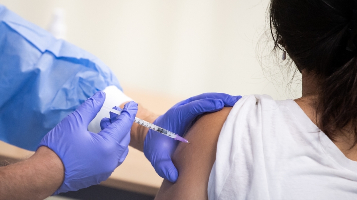 Nach der Schlie&szlig;ung der Impfzentren wird die Hauptlast auf Deutschlands Haus&auml;rzten liegen, Impfwillige mit dem sch&uuml;tzenden Piks gegen das Coronavirus zu versorgen. (Foto)