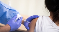 Nach der Schließung der Impfzentren wird die Hauptlast auf Deutschlands Hausärzten liegen, Impfwillige mit dem schützenden Piks gegen das Coronavirus zu versorgen.