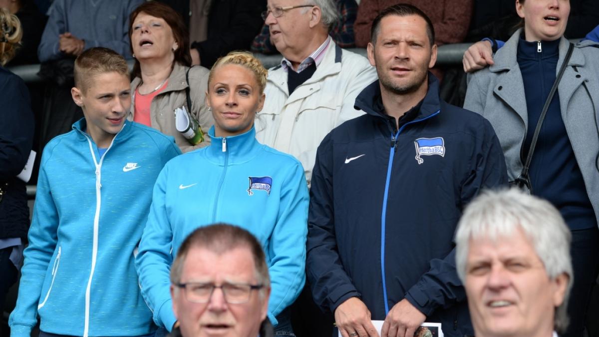 Herthas Trainer Pal Dardai (r-l), seine Frau Monika Dardai und der gemeinsame Sohn Palko Dardai auf der Trib&uuml;ne (2015). (Foto)