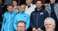 Herthas Trainer Pal Dardai (r-l), seine Frau Monika Dardai und der gemeinsame Sohn Palko Dardai auf der Tribüne (2015).