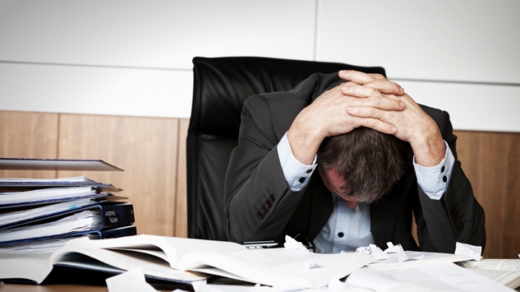 Viele Arbeitnehmer sind sich unsicher, welche Klauseln in ihrem Arbeitsvertrag tatsächlich rechtens sind.
