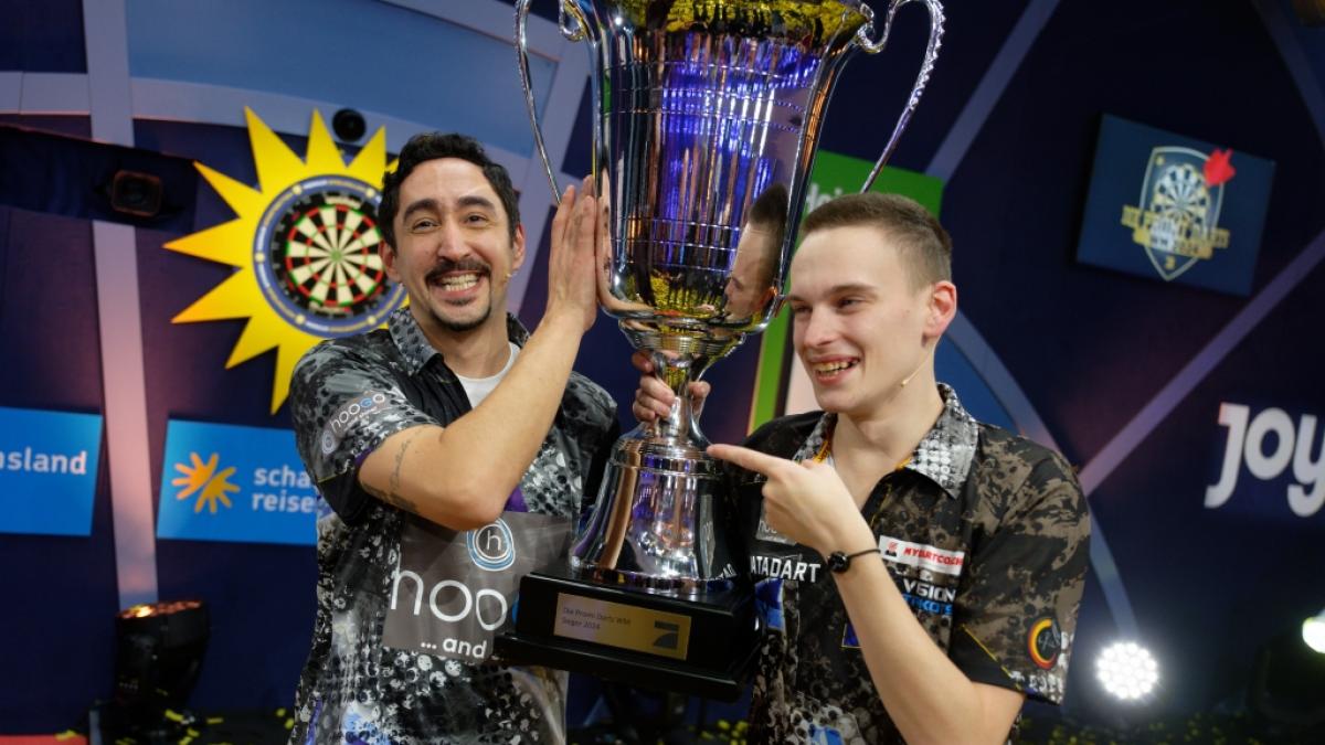 Da ist das Ding! Rapper Eko Fresh und Darts-Profi Ricardo "Pikachu" Pietreczko als strahlende Sieger der Promi-Darts-WM 2024. (Foto)