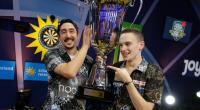 Da ist das Ding! Rapper Eko Fresh und Darts-Profi Ricardo 