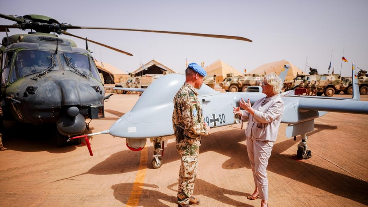 Bundesverteidigungsministerin Christine Lambrecht (SPD) besucht die Bundeswehr in Westafrika. (Foto)