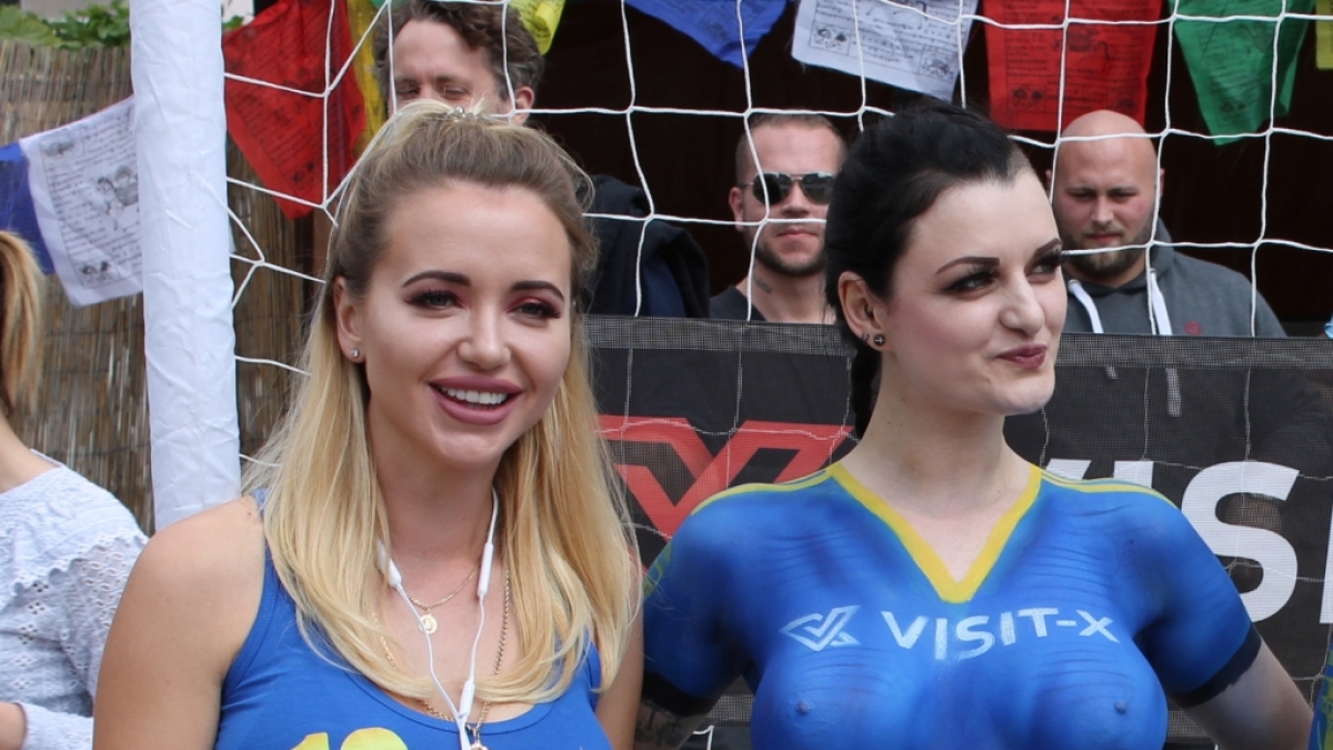Cathy Lugner, hier noch zugekn&ouml;pft beim Sexy Soccer 2018, zeigt auf einem neuen Foto ihr Hammer-Dekollet&eacute;. (Foto)