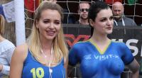 Cathy Lugner, hier noch zugeknöpft beim Sexy Soccer 2018, zeigt auf einem neuen Foto ihr Hammer-Dekolleté.