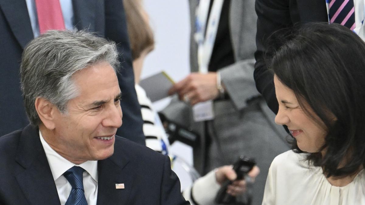 Antony Blinken und Annalena Baerbock zeigen sich&nbsp;w&auml;hrend einer Plenarsitzung des 31. Ministergipfels der Organisation f&uuml;r Sicherheit und Zusammenarbeit in Europa (OSZE) &auml;u&szlig;erst vertraut miteinander. (Foto)
