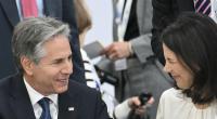 Antony Blinken und Annalena Baerbock zeigen sich während einer Plenarsitzung des 31. Ministergipfels der Organisation für Sicherheit und Zusammenarbeit in Europa (OSZE) äußerst vertraut miteinander.