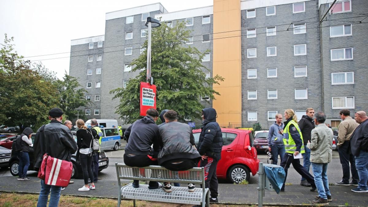 Schaulustige scharen sich vor dem Wohnhaus, in dem die toten Kinder entdeckt wurden. (Foto)