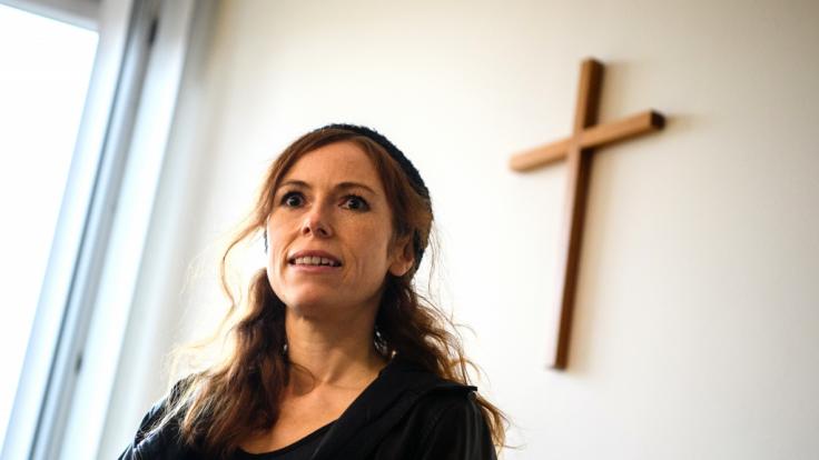 Ex-TV-Nonne Antje Mönning zieht für Musikvideo blank.
