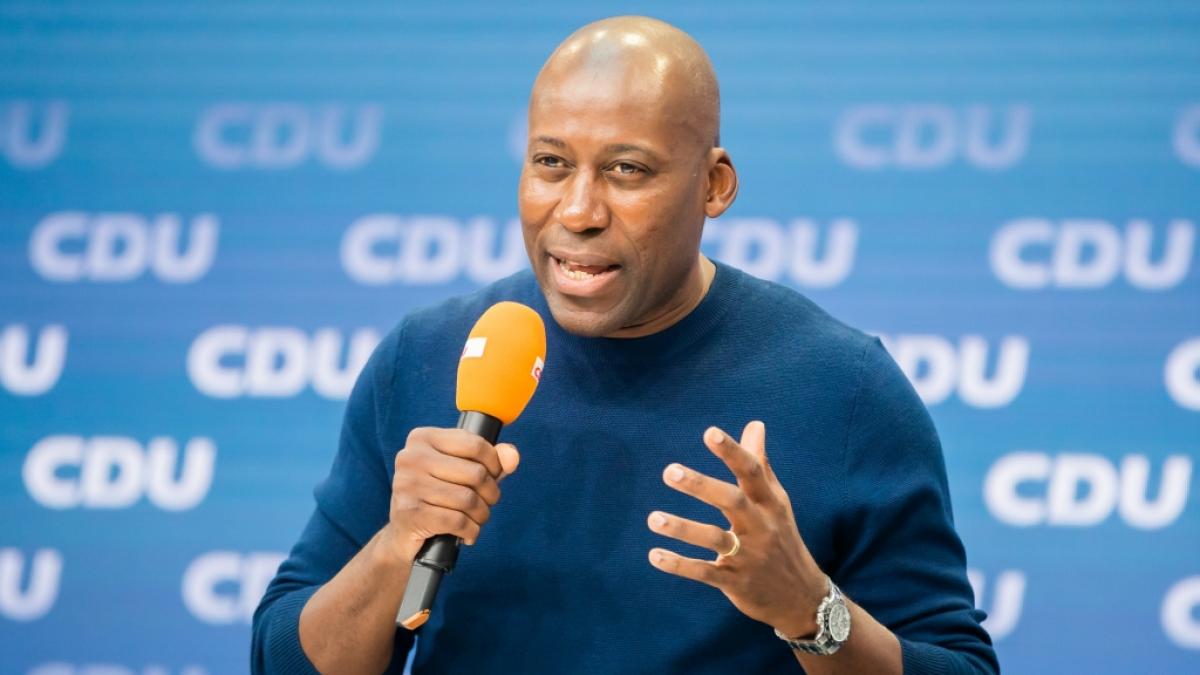 Joe Chialo, Bundestagskandidat in Berlin-Spandau und Musikmanager, spricht bei der Vorstellung des "Zukunftsteams" der Union in der CDU-Parteizentrale. (Foto)