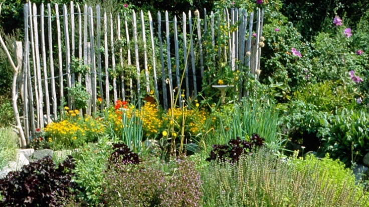 Kräuterbeete und -spiralen verschönern den Garten auf ganz besondere Weise.