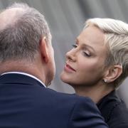 Ein Küsschen für den Fürsten: Öffentliche Zärtlichkeiten zwischen Prinzessin Charlène und Albert II. von Monaco sieht die Welt nur selten.