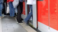 Die Deutsche Bahn will Verzögerungen beim Ein- und Aussteigen mit speziellen Anzeigen verhindern.