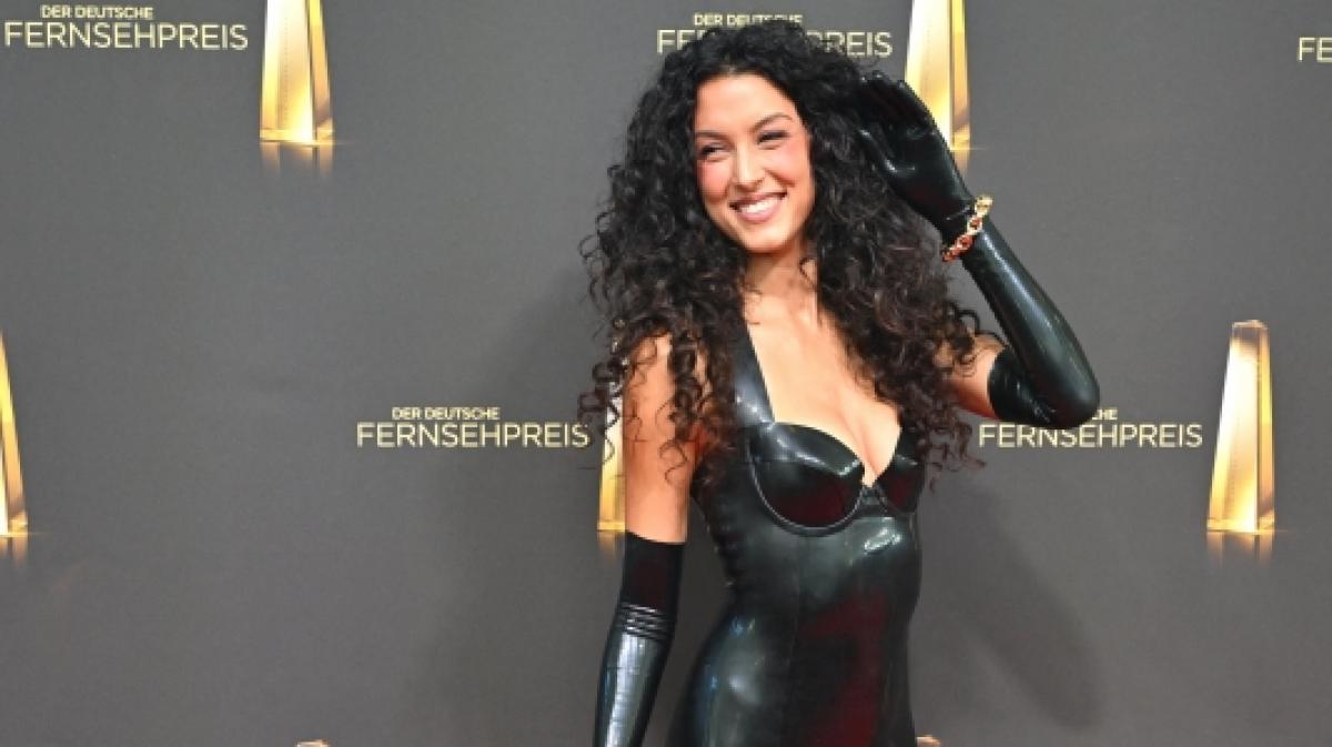 Im hautengen Latexkleid zog Rebecca Mir beim Deutschen Fernsehpreis alle Augen auf sich. (Foto)
