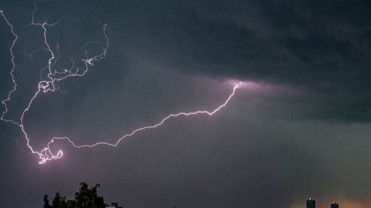 Der DWD hat eine Gewitter-Warnung herausgegeben (Symbolbild).
