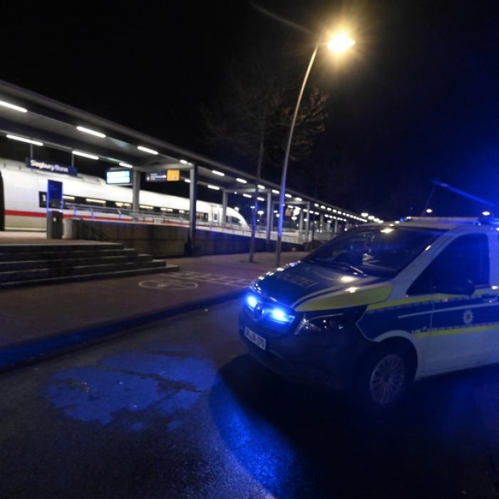 Vermummter Messer-Mann (20) löst Explosionen aus - Staatsschutz ermittelt