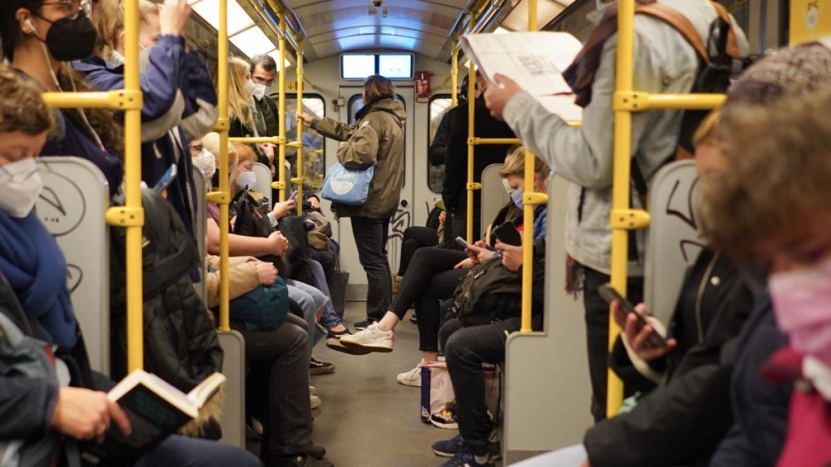 F&uuml;r Reisende in Bussen und Bahnen gilt die 3G-Regeln - mitfahren darf nur, wer geimpft, genesen oder frisch getestet ist. (Foto)