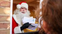 Der Weihnachtsmann in der Postfiliale in Himmelpfort.