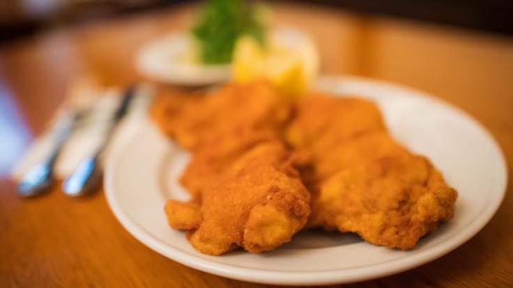 Eine Frau aus Hamburg wurde beim Schnitzelessen von der Blitzgeburt ihrer Tochter überrascht (Symbolbild).
