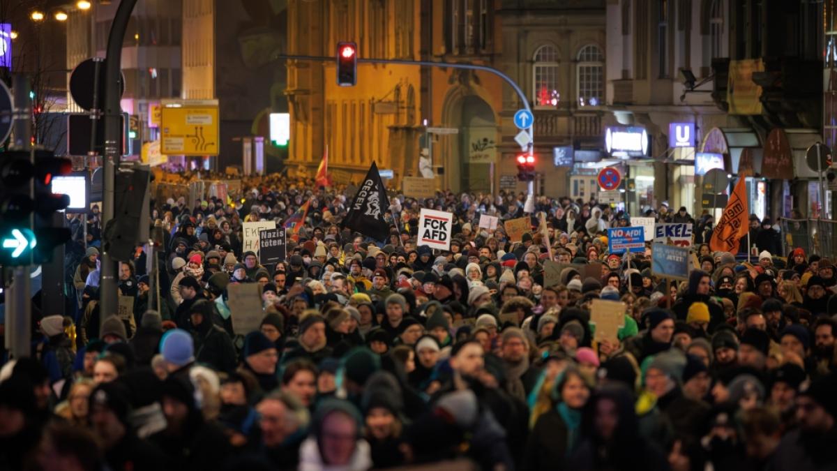 In zahlreichen St&auml;dten wird am Wochenende erneut gegen die AfD und Rechtsextremismus demonstriert. (Foto)
