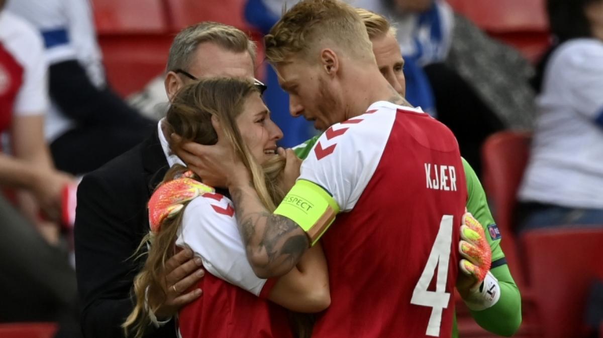 Simon Kjaer und Kasper Schmeichel (r.) wollen Sabrina Kvist Jensen beruhigen. (Foto)
