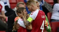 Simon Kjaer und Kasper Schmeichel (r.) wollen Sabrina Kvist Jensen beruhigen.