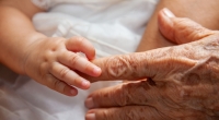 Eine 70-Jährige soll in Indien zum ersten Mal Mutter geworden sein.