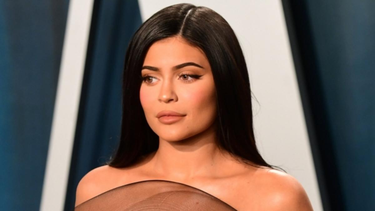 Auf Instagram posierte Kylie Jenner in Unterw&auml;sche mit Lollipop auf dem Sofa. (Foto)
