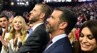 Sohn Eric Trump (hier in der Mitte) feuert gemeinsam mit Tiffany Trump (links) seinen Vater auf der Bühne an.