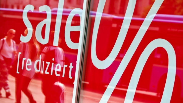 Noch bis zum 6. August 2016 können Verbraucher beim Sommerschlussverkauf richtig Geld sparen.