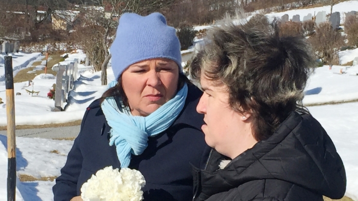 Schwerer Gang für Beate: Gemeinsam mit Vera besucht sie das Grab ihrer Mutter Irene.