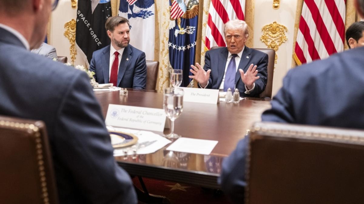 Donald Trump (rechts) soll heimlich &uuml;ber J.D. Vance gespottet haben. (Foto)
