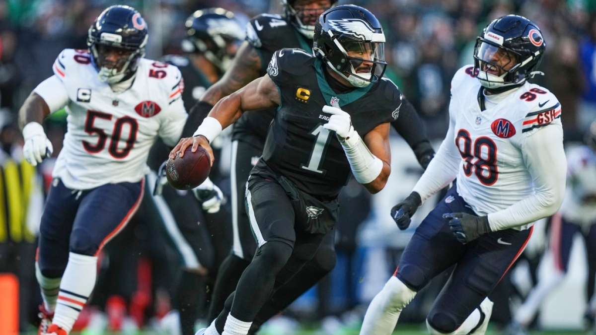 Jalen Hurts von den Philadelphia Eagles l&auml;uft den Ball gegen die Chicago Bears, am 28.11.2025. (Symbolbild) (Foto)