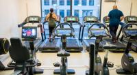 Sport im Fitnessstudio macht mit einem Trainingspartner, einer Trainingspartnerin deutlich mehr Spaß (Symbolfoto)