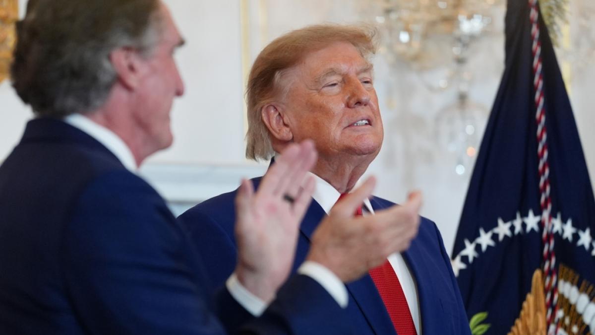 Donald Trumps L&auml;cheln wirkt gequ&auml;lt - ist der Kontrollverlust des US-Pr&auml;sidenten an allen Fronten der Grund? (Foto)