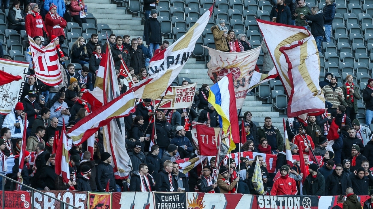Die Fans des FSV Mainz zeigen mit Fahnen Unterst&uuml;tzung f&uuml;r ihren Verein. (Symbolbild) (Foto)