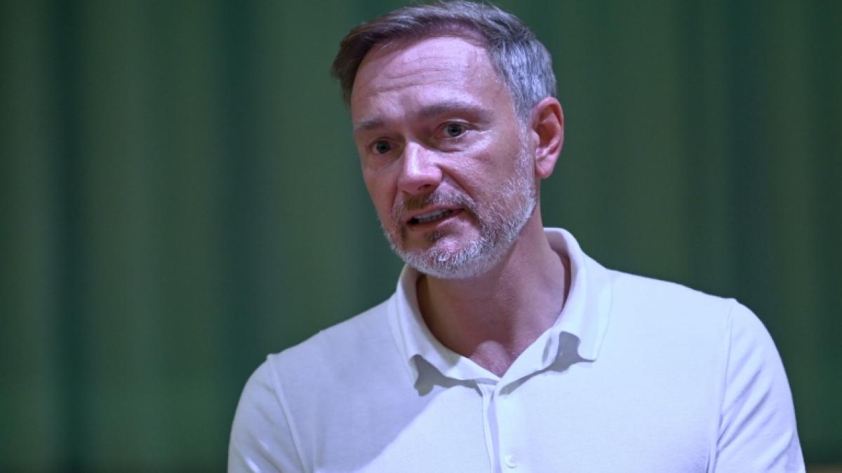 Christian Lindner wird bei einer B&uuml;rgerdialogs-Veranstaltung von Protestlerinnen &uuml;berrascht. (Foto)