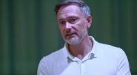 Christian Lindner wird bei einer Bürgerdialogs-Veranstaltung von Protestlerinnen überrascht.