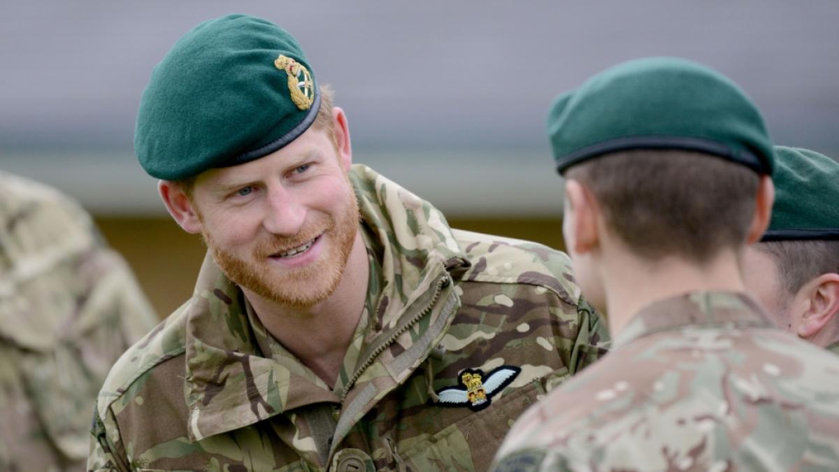 Prinz Harrys erzwungener Abschied von milit&auml;rischen W&uuml;rden hat bei dem Enkelsohn von Queen Elizabeth II. tiefe Spuren hinterlassen. (Foto)