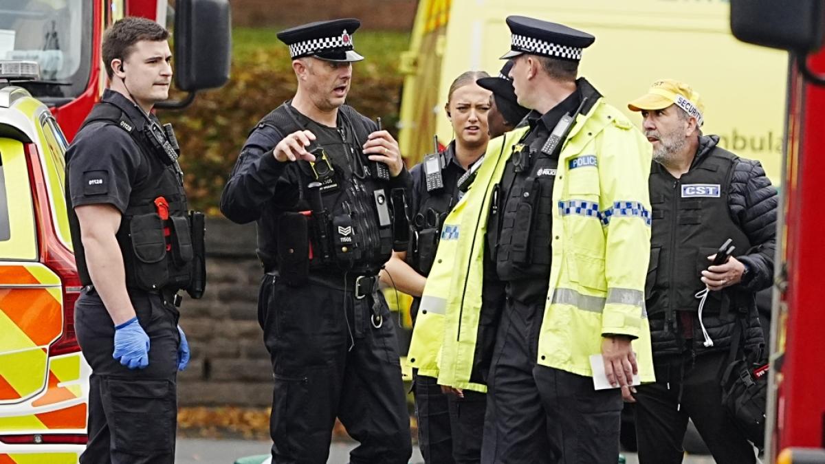 Einsatzkr&auml;fte der Polizei sind nach einem Angriff an der Synagoge der Heaton Park Hebrew Congregation in Crumpsall vor Ort. (Foto)
