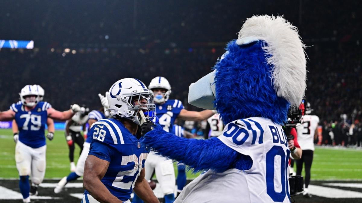 Jonathan Taylor (28) jubelt mit dem Maskottchen der Indianapolis Colts, beim Spiel im Olympiastadion in Berlin gegen die Atlanta Falcons am 09.11.2025. (Symbolbild) (Foto)