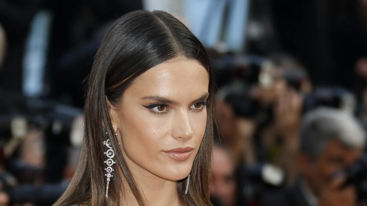 Alessandra Ambrosio zeigt sich bei sexy Wasserspielen.